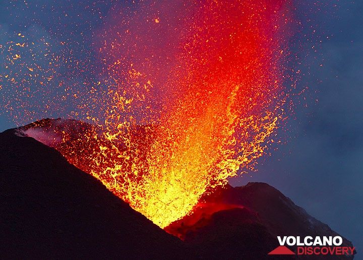 Bursting lava bubble from the NE vent seen from Bastimento on 2 Jan 2013. (Photo: Tom Pfeiffer)