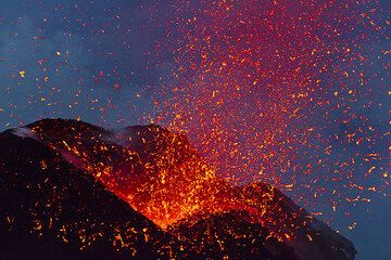 Glowing spatter flying through the air a few seconds into the eruption from the NE vent. (Photo: Tom Pfeiffer)