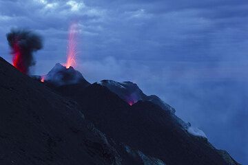 Strombolian eruption and spattering from vents of the NW crater, seen from Bastimento. (Photo: Tom Pfeiffer)