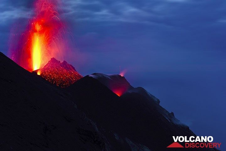 A brigher strombolian eruption from the NW vent at dusk. (Photo: Tom Pfeiffer)