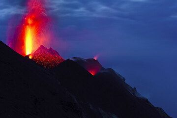 A brigher strombolian eruption from the NW vent at dusk. (Photo: Tom Pfeiffer)
