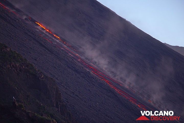 The weakly active front of the lava flow and trails of glowing rockfalls. (Photo: Tom Pfeiffer)
