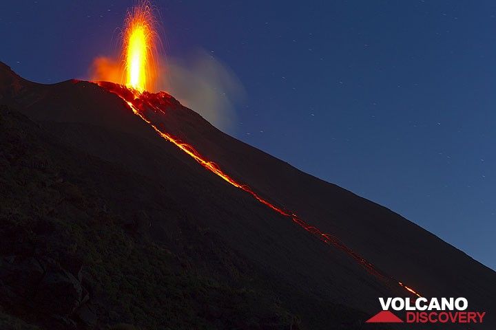 Strombolian eruption from the NE hornito and the lava flow (7 Jan). (Photo: Tom Pfeiffer)