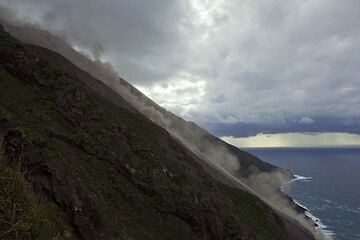 On 12 Jan, a larger portion of the NE crater rim had collapsed and produced a large ash plume that swept over the island and caused some fear among inhabitants. At the Sciara, rockfalls remained frequent and caused a lot of dust. (Photo: Tom Pfeiffer)