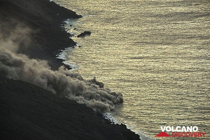 Such pyroclastic flows traveled about 10-20 m above the sea surface. (Photo: Tom Pfeiffer)