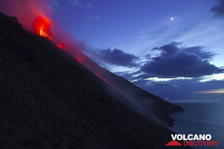 Wide-angle view of the Sciara del Fuoco on 14 Jan with the active lava flow. (Photo: Tom Pfeiffer)