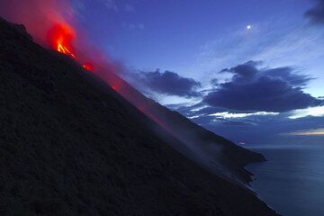 Wide-angle view of the Sciara del Fuoco on 14 Jan with the active lava flow. (Photo: Tom Pfeiffer)