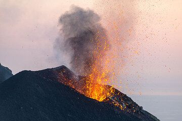 Flüssigkeitsspritzer, die während einer bescheidenen Eruption aus dem nordöstlichen Schlot ausgestoßen wurden. (Photo: Tom Pfeiffer)