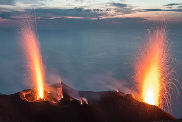 The strongest eruptions occurred from the western (twin) vent and the NE crater. In this case, they erupted simultaneously with ejections of incandescent lava to more than 200 m height. (Photo: Tom Pfeiffer)