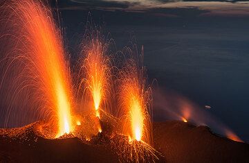 3 simultaneous strombolian eruptions from the western NW and central vents. (Photo: Tom Pfeiffer)