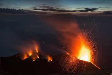 Bright eruption from the NE vent. (Photo: Tom Pfeiffer)