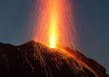 Eruption from the NE vent on 10 June evening (Photo: Tom Pfeiffer)