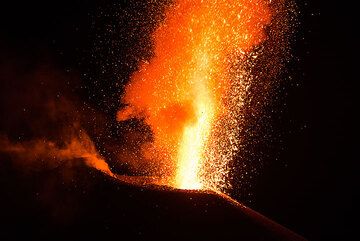 NE crater eruption (Photo: Tom Pfeiffer)