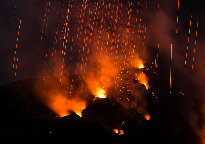 Glowing rain over the western crater (Photo: Tom Pfeiffer)