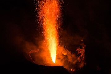 Jet-like eruption starting at the western vent (Photo: Tom Pfeiffer)