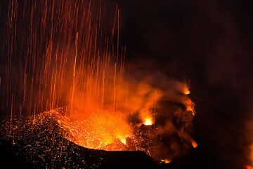 Glowing rain over the western crater (2) (Photo: Tom Pfeiffer)