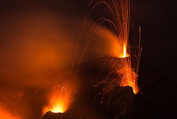 In the upper area of the image: a pale purple flame (or incandescent gas?), similar to a giant Bunsen burner, often erupts for seconds with great speed from the NW hornito and usually precedes jet-like, very noisy eruptions from this vent. (Photo: Tom Pfeiffer)