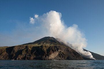 8. August 2014: Eine Dampfwolke steigt aus der Sciara auf, wo der Lavastrom ins Meer mündet. (Photo: Tom Pfeiffer)