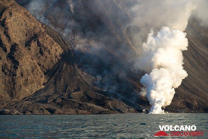 Only one flow remained active a day after the initial surge of lava descended. (Photo: Tom Pfeiffer)