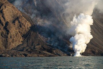 Only one flow remained active a day after the initial surge of lava descended. (Photo: Tom Pfeiffer)