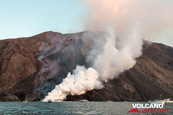 View of the lava flow and the sea entry in wide angle. (Photo: Tom Pfeiffer)