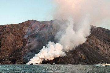 View of the lava flow and the sea entry in wide angle. (Photo: Tom Pfeiffer)