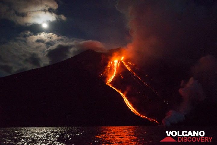 Full moon over the volcano and the lava flow into the sea. (Photo: Tom Pfeiffer)