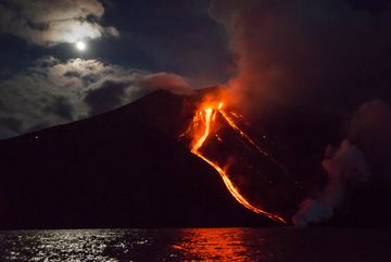 For the first time since 2007, Stromboli has a new lava flow reaching the sea since 7 August 2014. Some impressions from a visit during 8-12 Aug: (Photo: Tom Pfeiffer)