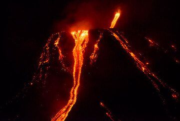 The lava flow(s) in the evening of 8 Aug, below the 2003 plateau. (Photo: Tom Pfeiffer)