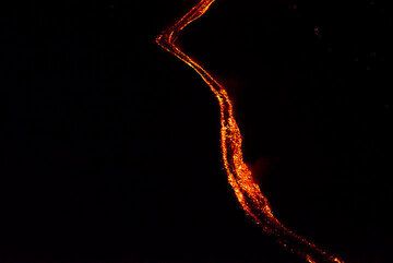 Winding lava flow channel (Photo: Tom Pfeiffer)