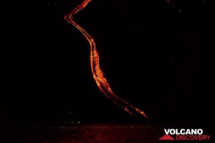 At night, the lava flow takes the form of a fiery snake winding down into the sea. (Photo: Tom Pfeiffer)