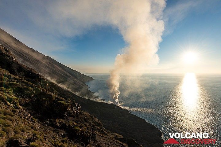 Evening sun and the steam plume from Stromboli's lava flow seen from Punta Labronzo (Photo: Tom Pfeiffer)