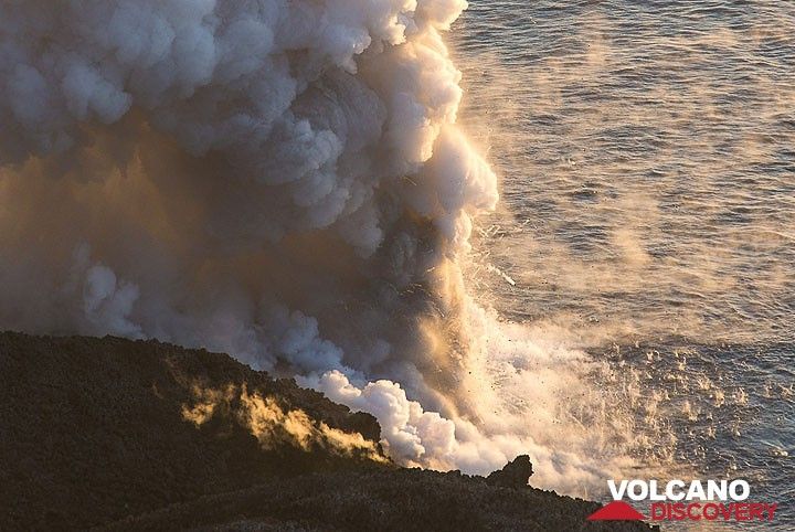 Explosive interaction between water and lava. (Photo: Tom Pfeiffer)