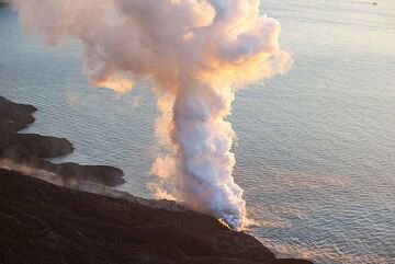 Towards the evening, the sea entry weakens. Absence of wind lets the steam plume rise vertically. (Photo: Tom Pfeiffer)