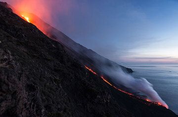 The lava flow down the Sciara del Fuoco after sunset. (Photo: Tom Pfeiffer)