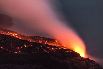 The front of the lava flow at the shore at night. (Photo: Tom Pfeiffer)