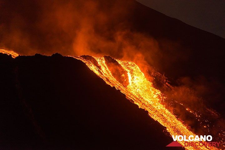 The lava passing the break-in-slope on 9 Aug evening. (Photo: Tom Pfeiffer)