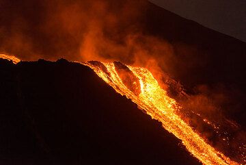 The lava passing the break-in-slope on 9 Aug evening. (Photo: Tom Pfeiffer)