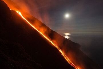 Setting full moon and the lava flow (10 Aug morning), seen from the 400 m viewpoint. (Photo: Tom Pfeiffer)