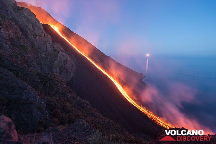 Moonset behing lava flow (Photo: Tom Pfeiffer)