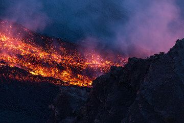 Zoom onto the lava channel (Photo: Tom Pfeiffer)