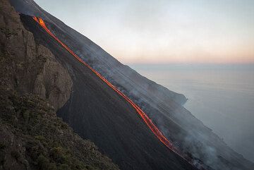 The lava flow in the morning light (Photo: Tom Pfeiffer)