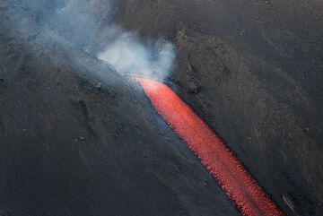 The lava flow exiting from the vent. (Photo: Tom Pfeiffer)