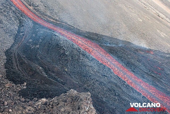 When the lava flow met the flatter 2003 plateau, it widened into several branches, but shortly after retreated into its main channel. (Photo: Tom Pfeiffer)