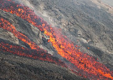 The lava flow shortly splits into 3 branches and lava blocks fall off at the break in slope behind the 2003 lava delta. (Photo: Tom Pfeiffer)