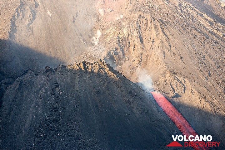 Effusive vent at the base of the NE crater. (Photo: Tom Pfeiffer)
