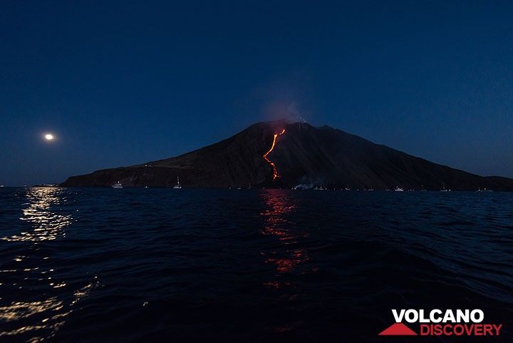 Full moon rising and Stromboli island with its lava flow, the first since 2007 to reach the sea. (Photo: Tom Pfeiffer)