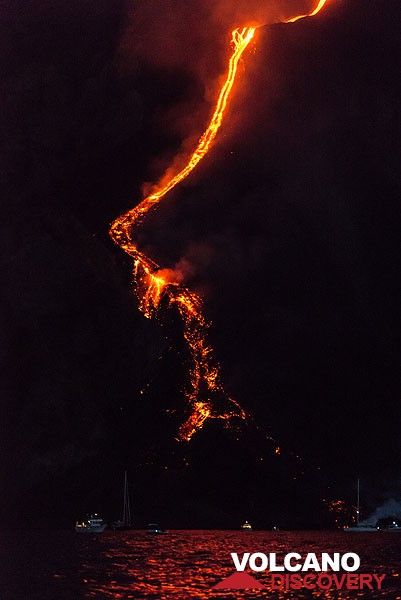 Most of the lava accumulates in a dammed area of the main channel approx. 50 m above shore. (Photo: Tom Pfeiffer)