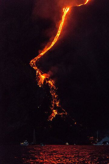 Most of the lava accumulates in a dammed area of the main channel approx. 50 m above shore. (Photo: Tom Pfeiffer)