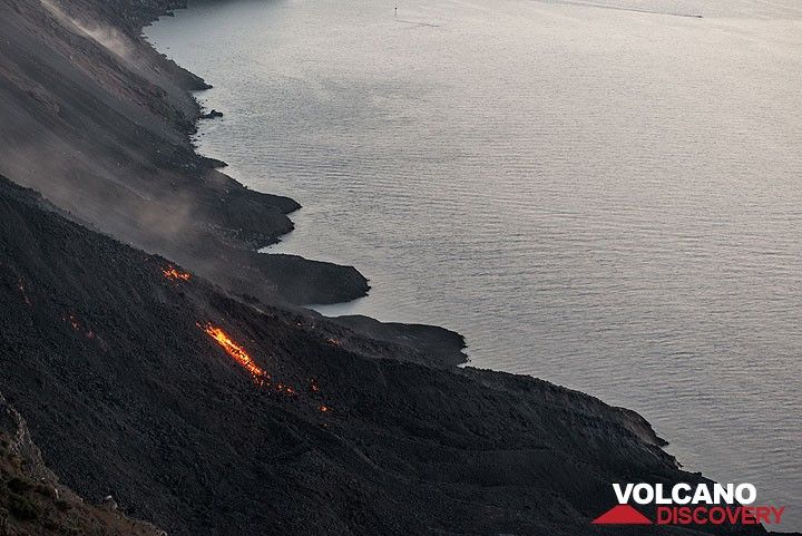 11 Aug evening: the sea entry has stopped. The nearest active front of the lava flow is only weakly active and still relatively far from the sea. Will the flow have strength enough to push it to the sea again, at least temporarily? We don't won't know... (Photo: Tom Pfeiffer)